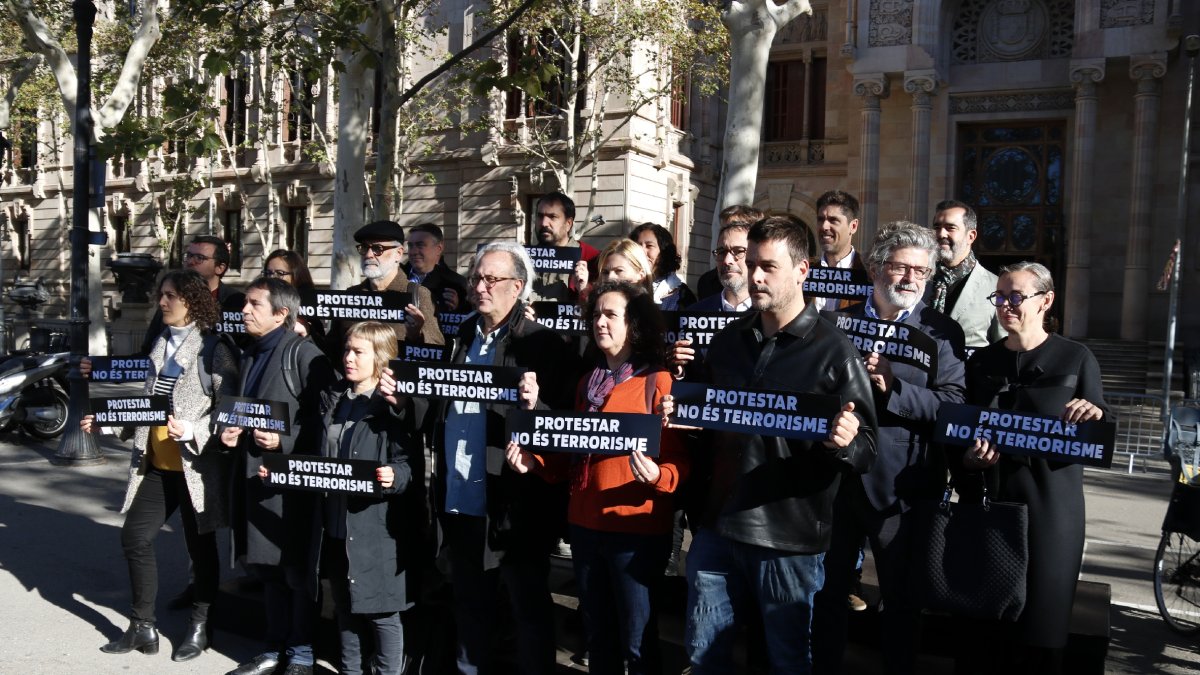 Entitats i partits van protestar ahir davant del TSJC per la vinculació de Tsunami amb terrorisme. - ACN