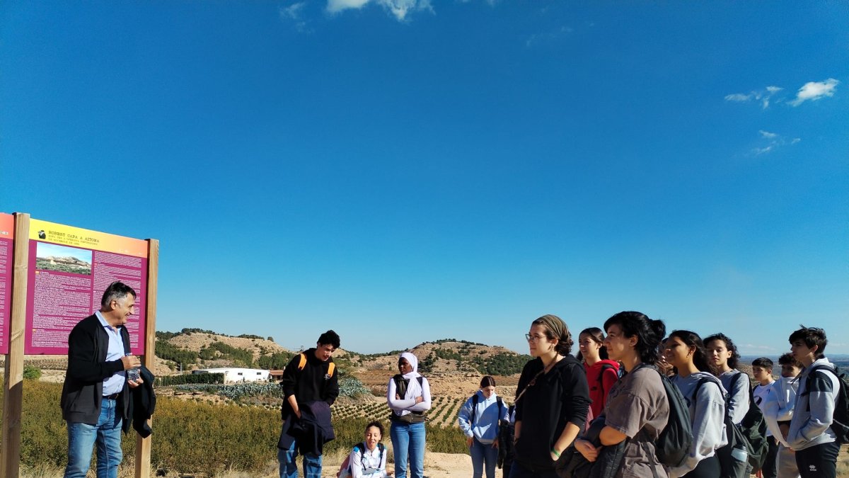 Gervasio Sánchez explicando la ruta retratada por Robert Capa en Aitona a los estudiantes. - B.O.