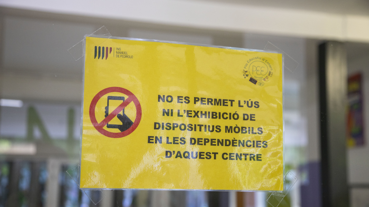 Un cartel que publicita la prohibición de móviles en un centro educativo de Tàrrega. - LAIA PEDRÓS