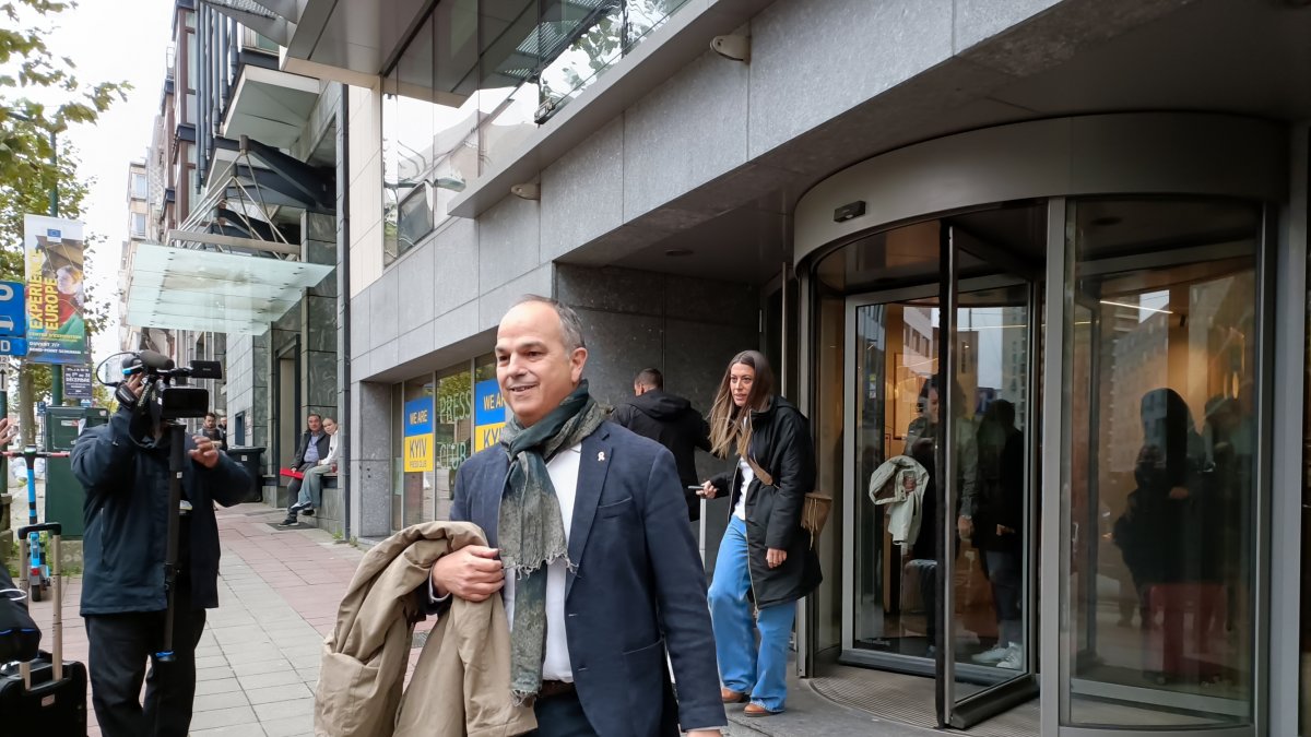 El secretario general de Junts per Catalunya, Jordi Turull, y la diputada de Junts, Miriam Nogueras, a su salida del Parlamento Europeo el 6 de noviembre.