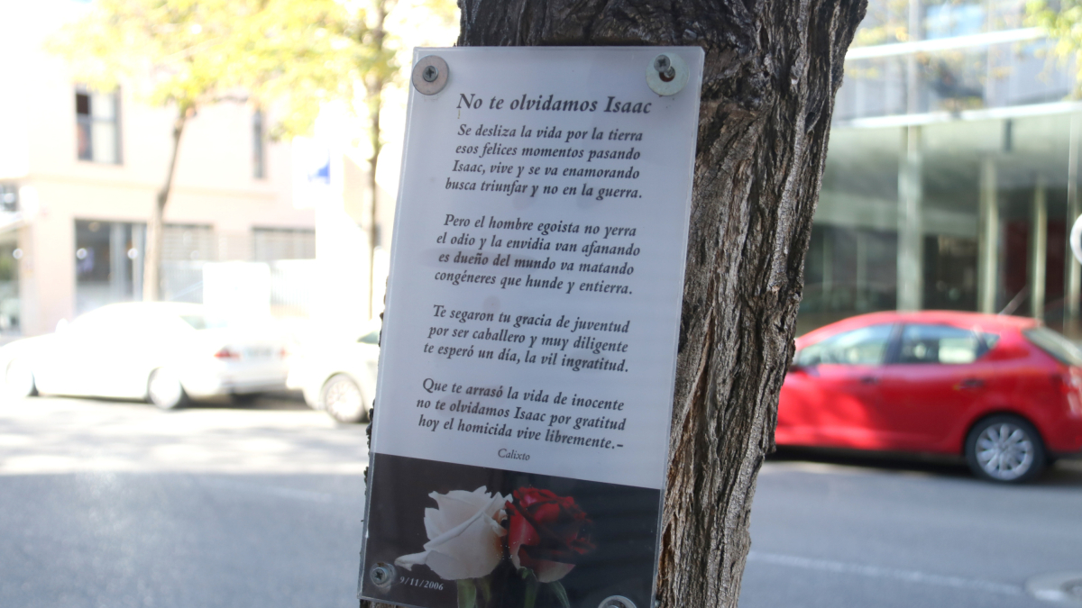 La placa en record d'Isaac Martínez que hi ha en un arbre vora del lloc del crim.