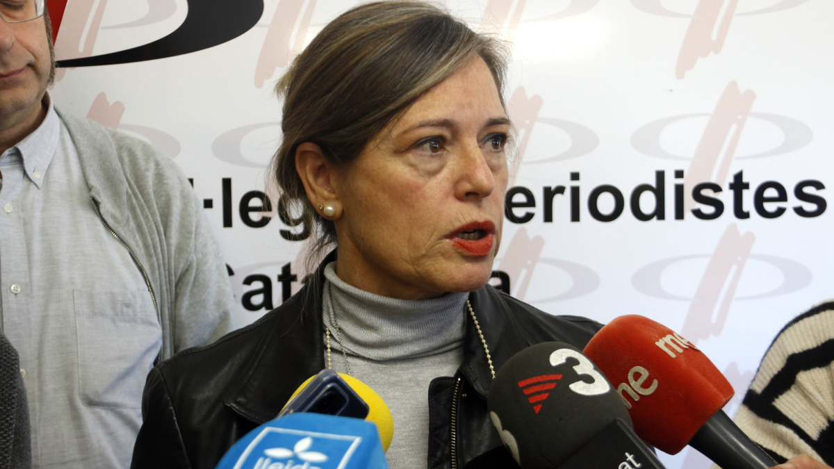 La presidenta de la CHE, Maria Dolores Pascual, amb la premsa aquest dimecres.