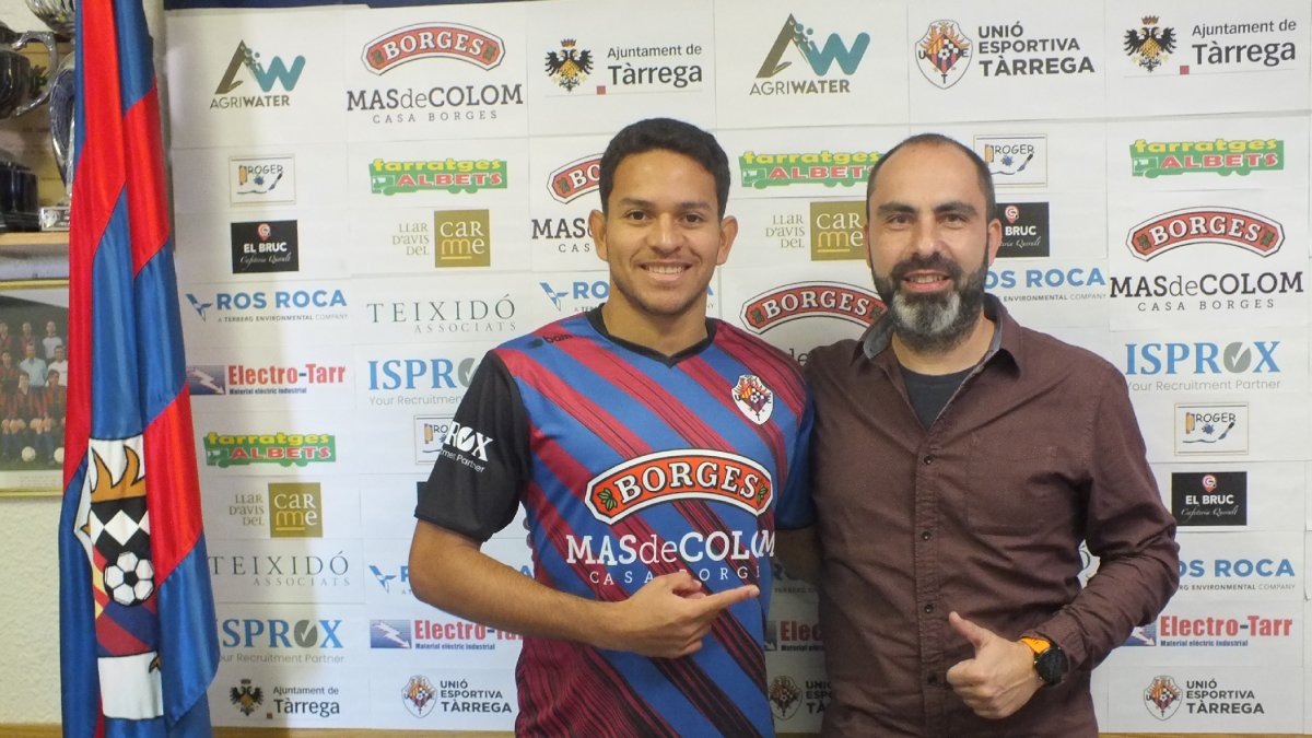 Marquinhos junto al directivo del club David Sabanés. - F.G.