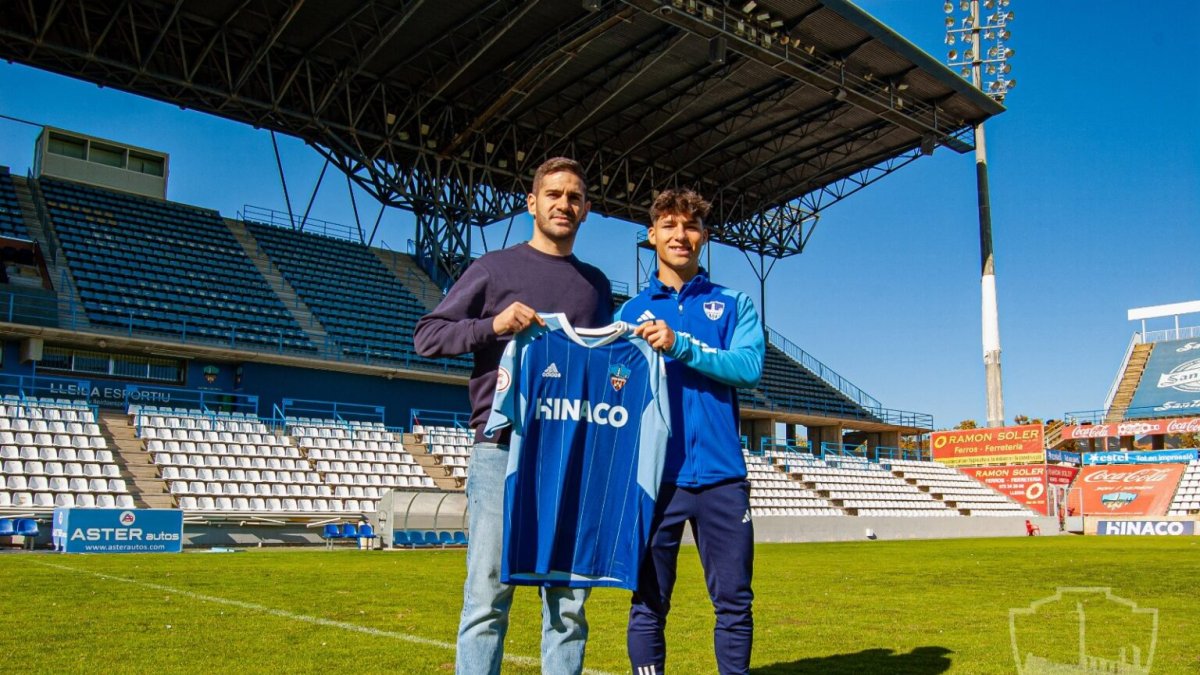 Iván Combes, que firmó contrato con el Lleida, junto al director deportivo Raúl Fuster. - LLEIDA ESPORTIU