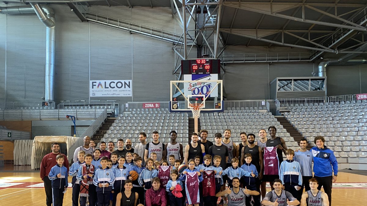 Los alumnos de la actividad extraescolar de baloncesto de Lestonnac departieron ayer con los jugadores y técnicos del ICG Força Lleida.