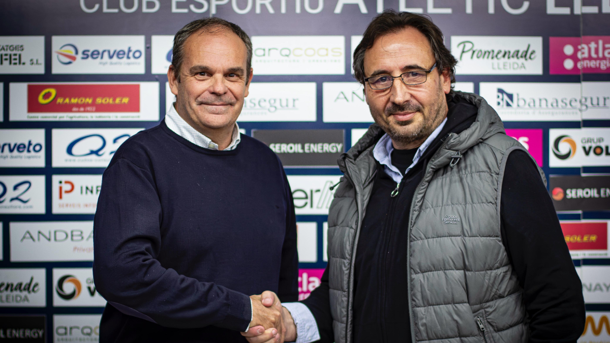 Xavier Batalla (a l’esquerra) ha cedit el testimoni a Josep Maria Oromí al capdavant de l’Atlètic Lleida. - ATLÈTIC LLEIDA
