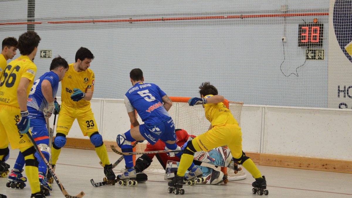 Elagi Deitg detiene una de las numerosas ocasiones que tuvo ayer Nuno Paiva. - SEBAS MONCUSÍ