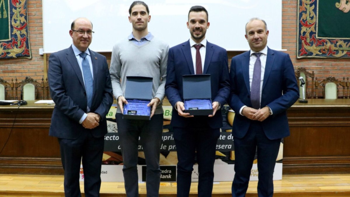 Los ganadores junto a Antonio Ramos y Jesús López, de Agrobank. - CÁTEDRA AGROBANK-UDL