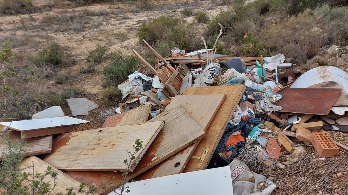 Un dels abocaments incontrolats que han aparegut al municipi d’Arbeca. - A.A.