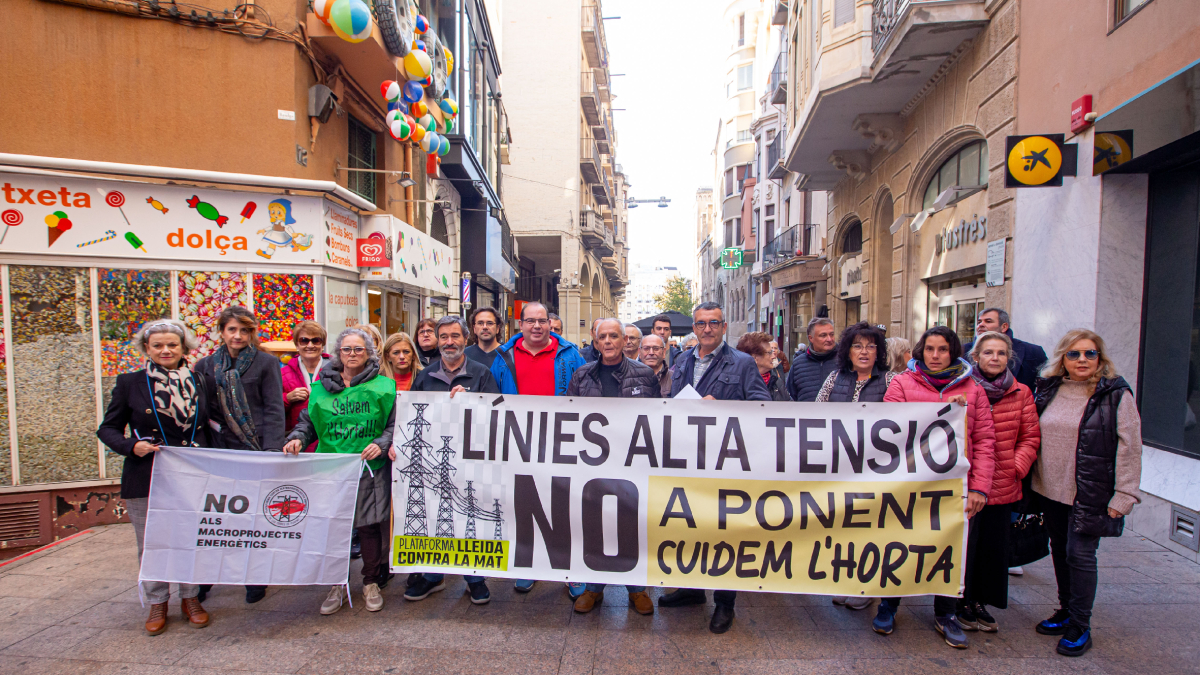 Los manifestantes se concentraron ayer en la plaza de la Sal, en el Eix Comercial. - JORDI ECHEVARRIA