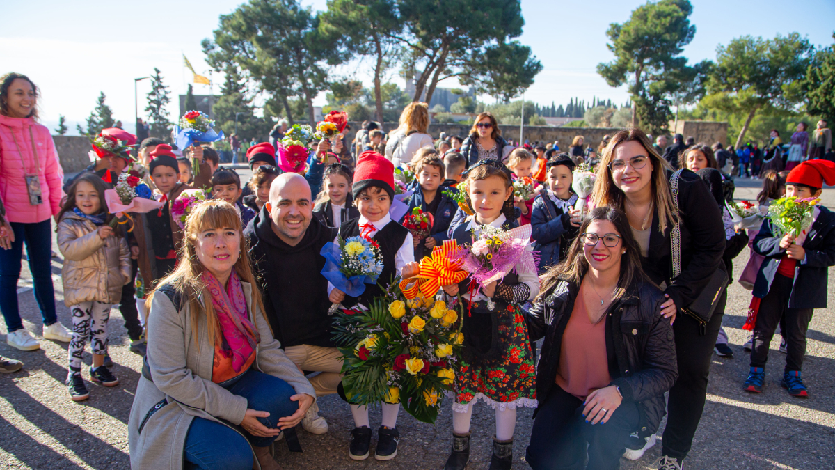 Las autoridades locales también participaron en la ofrenda. - JORDI ECHEVARRIA