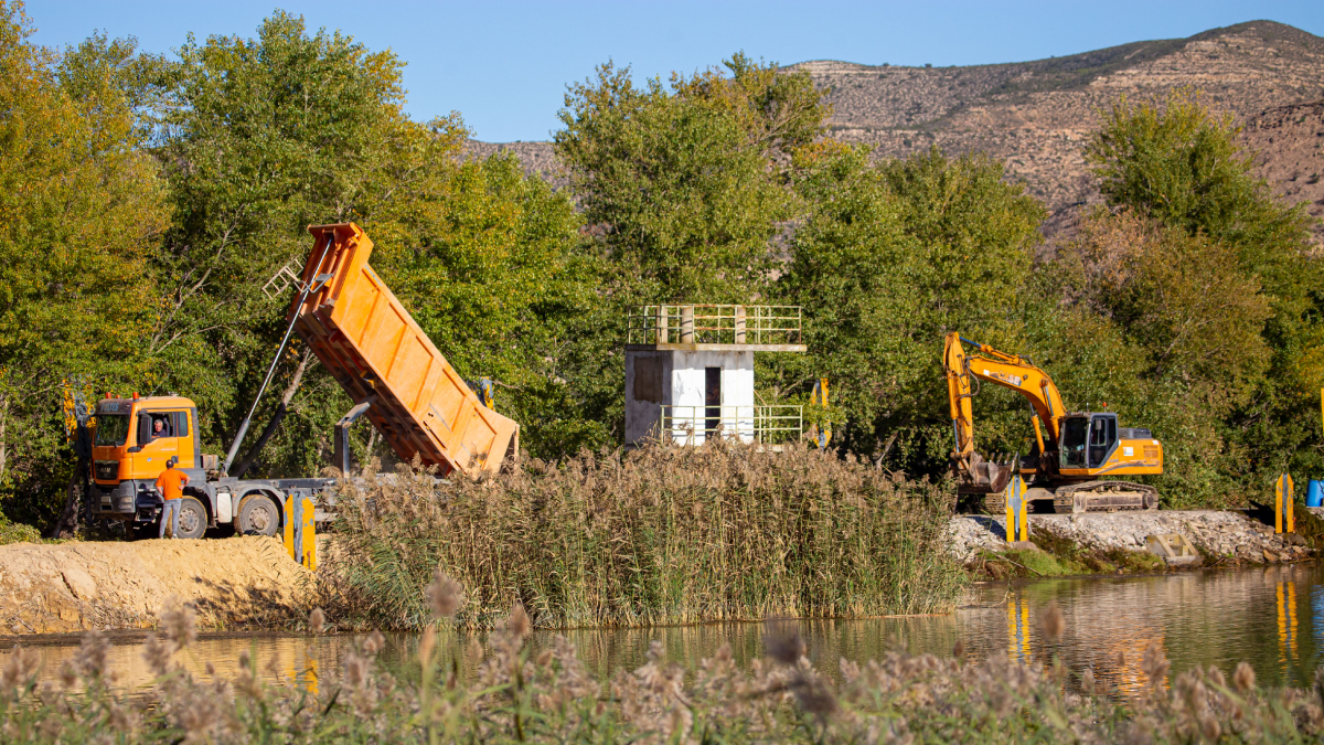 Los trabajos de la prueba piloto pàra la supresión de sedimentos del río en Mequinensa. - JORDI ECHEVARRÍA