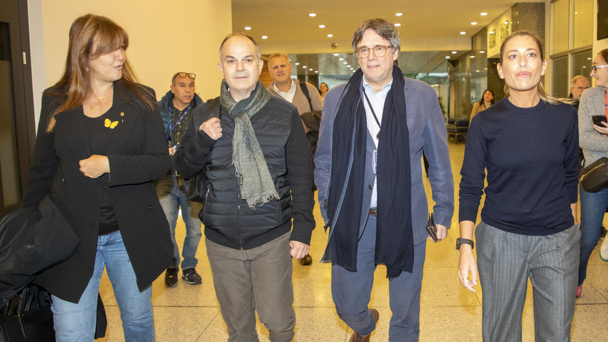 La presidenta de Junts, Laura Borràs; el secretario general de Junts per Catalunya, Jordi Turull; el expresidente de la Generalitat, Carles Puigdemont, y la diputada de Junts, Miriam Nogueras, a su llegada al Parlamento Europeo el miércoles.