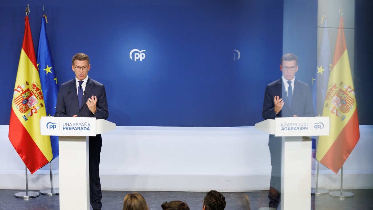 Archivo - El presidente del PP, Alberto Núñez Feijóo, durante una rueda de prensa en la sede nacional del Partido Popular, en la calle Génova, a 29 de mayo de 2023, en Madrid (España).