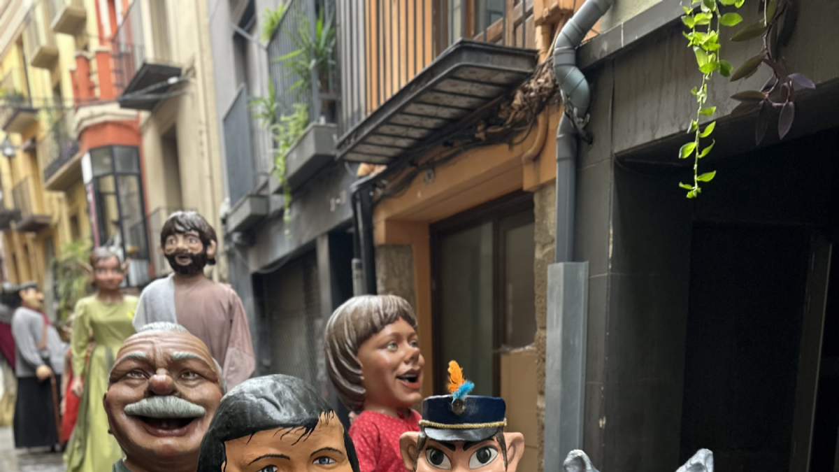 El pasacalles de gigantes y cabezudos por el Centre Històric de Balaguer fue uno de los actos principales en la jornada de ayer en honor al Sant Crist. - PAERIA DE BALAGUER