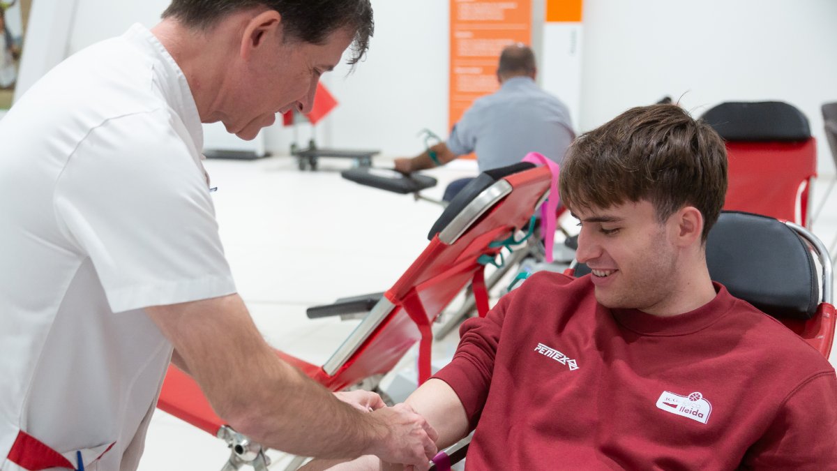 Rafa Villar va ser un dels que van participar ahir en la campanya de donació de sang. - JAVI ENJUANES