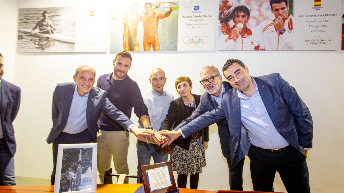 Numeroso público asistió al acto de homenaje. - JORDI ECHEVARRIA