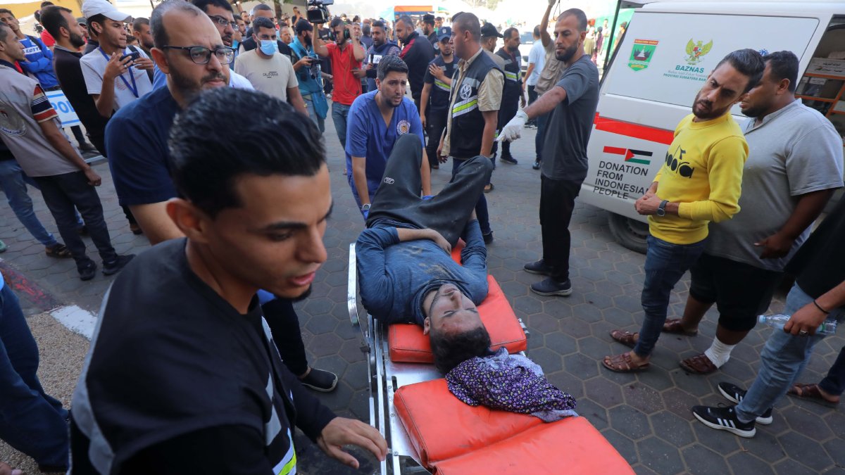 Varios sanitarios trasladan a un herido tras un ataque israelí en Dair El-Balah, en la Franja de Gaza. - EUROPA PRESS / CONTACTO / OMAR ASHTAWY