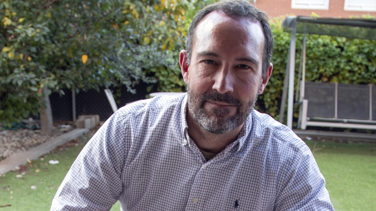 Jaume Moya, con balas y restos metálicos de aquella batalla. - XAVIER SANTESMASSES