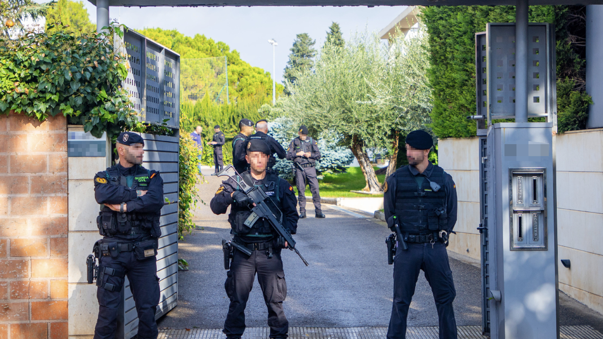 La Guàrdia Civil va detenir ahir tres persones a Lleida en el marc d’una operació contra un suposat frau amb l’IVA de carburants.