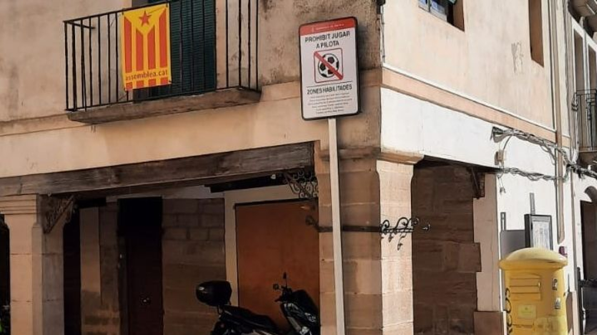 Una plaça del centre on s’ha prohibit jugar amb pilota.