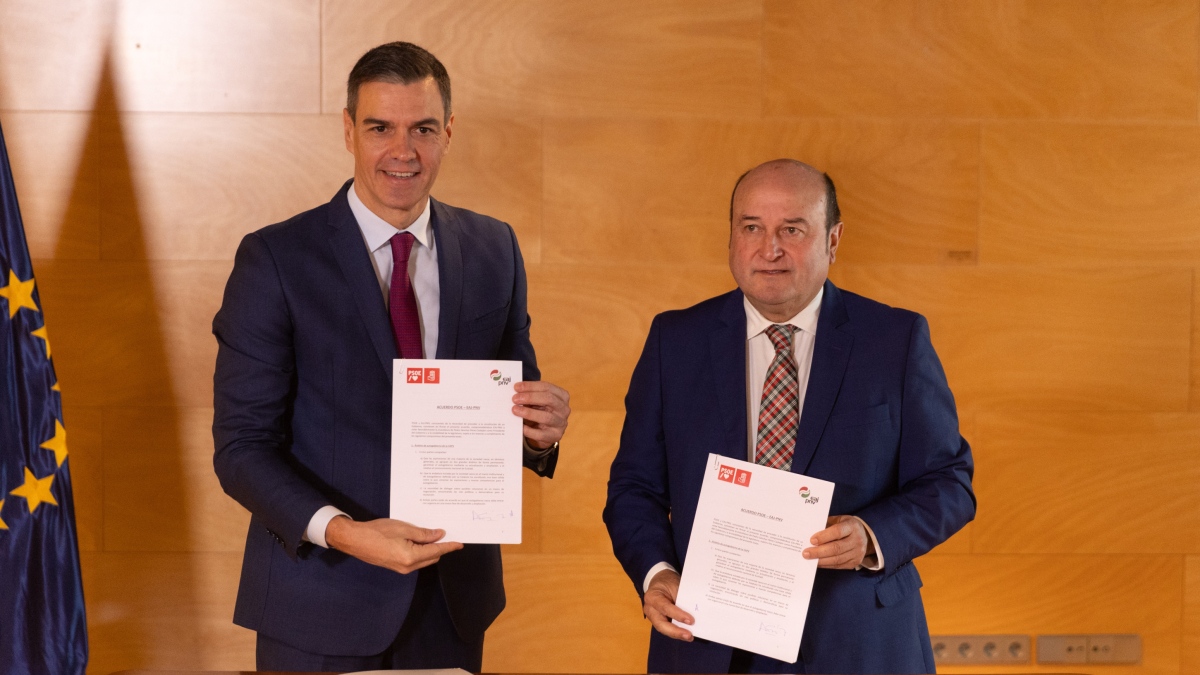 El presidente del Gobierno en funciones y candidato en la reelección, Pedro Sánchez, y el presidente del EBB del PNV, Andoni Ortuzar, firman un acuerdo para la investidura.