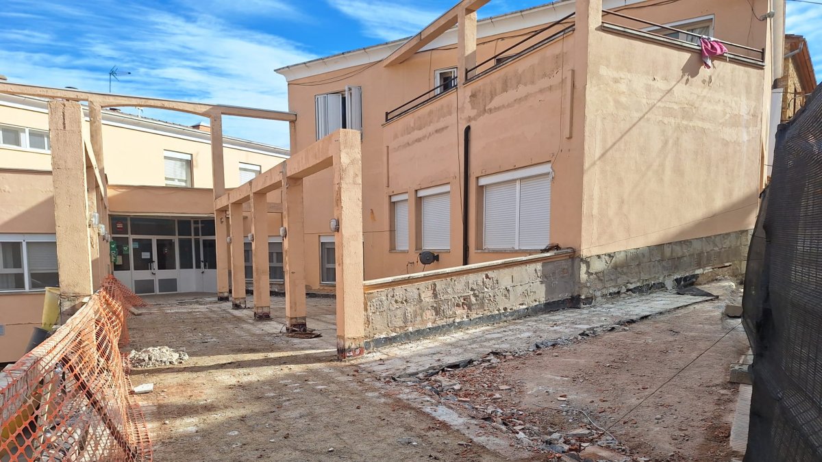 Aquesta setmana s’han iniciat els treballs a la zona de la terrassa i del consultori mèdic. - AJUNTAMENT D’ÀGER