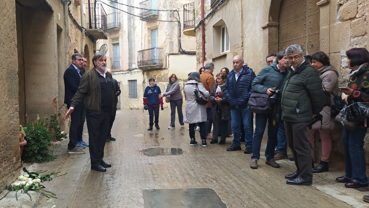 El Soleràs colocó ayer una placa y un adoquín en recuerdo de Alexandre Tamarit y Ramon Sarlé. - D.GRAELL