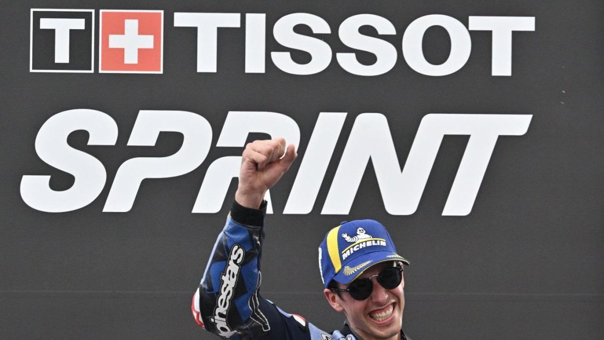 Àlex Márquez festeja en el podio su segundo triunfo del año. - MOTOGP