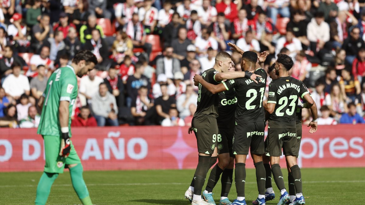 Els jugadors celebren un gol, davant la decepció de Dimitrievski. - EFE/RODRIGO JIMÉNEZ