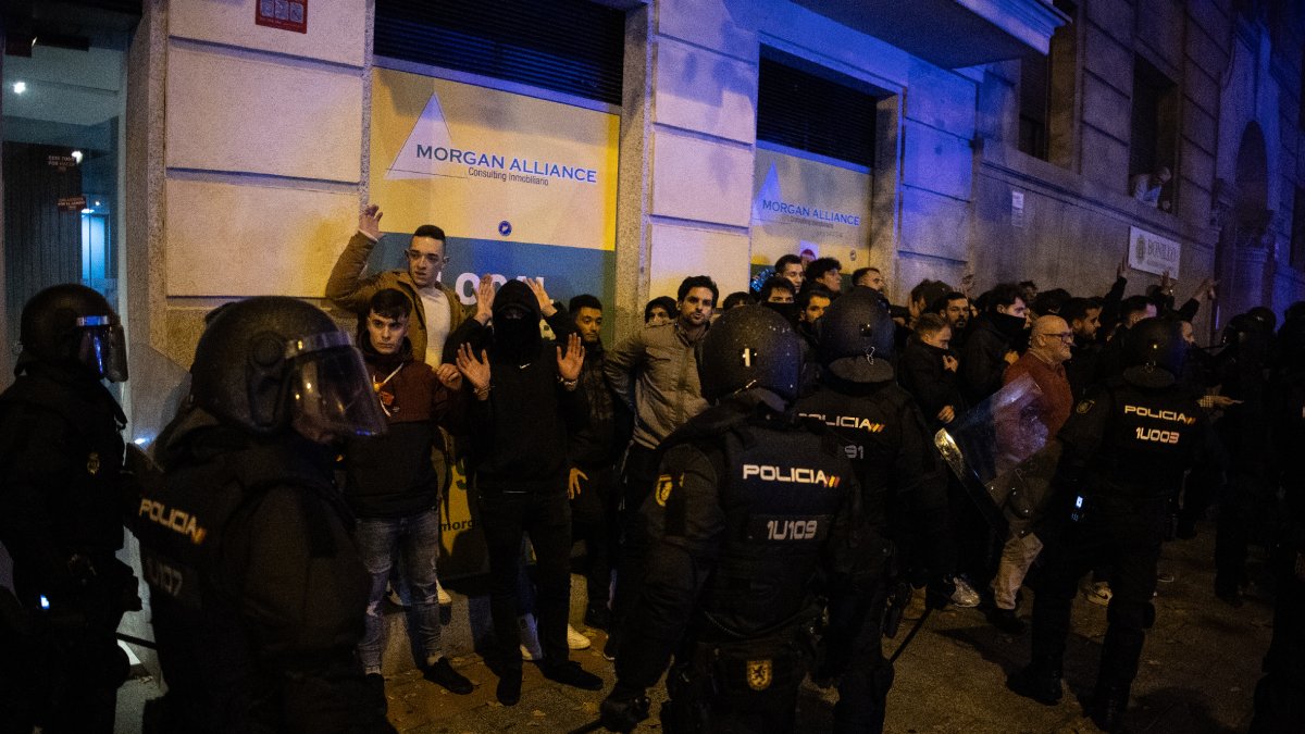Diversos agents carreguen contra manifestants ahir durant la protesta a la seu del PSOE a Madrid. - EUROPA PRESS