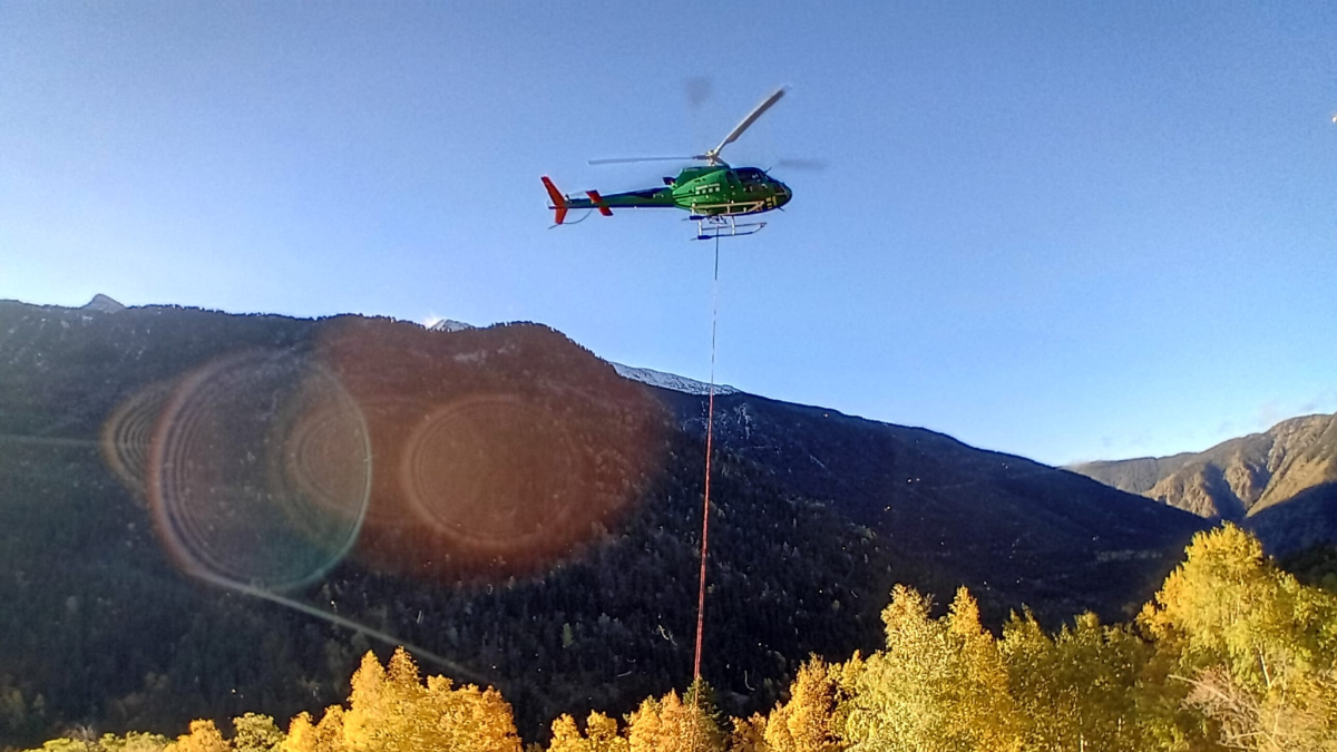 L’helicòpter dels Agents Rurals durant els treballs. - P.N.A.P. / X