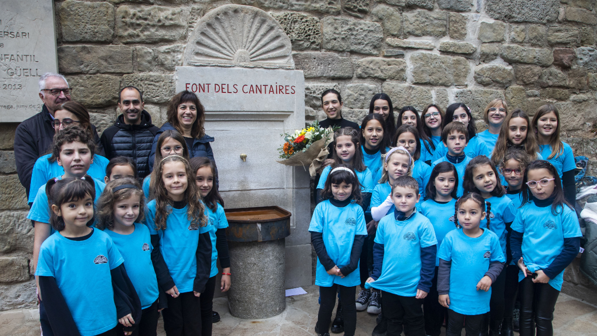 60 aniversari ■ Núria Gené, presidenta de la Coral Mestre Güell, va explicar que tancar el 60è aniversari inaugurant una font dedicada a ells és “perfecte”. A la imatge, cantaires i autoritats. - LAIA PEDRÓS
