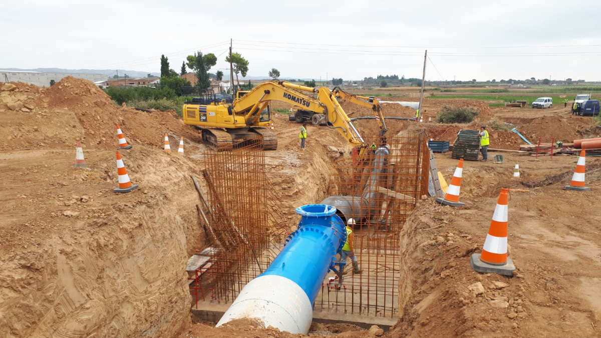 Les obres de la canonada de gravetat de la Mola, que entrarà en funcionament la campanya de reg de l’any que ve. - CAIC