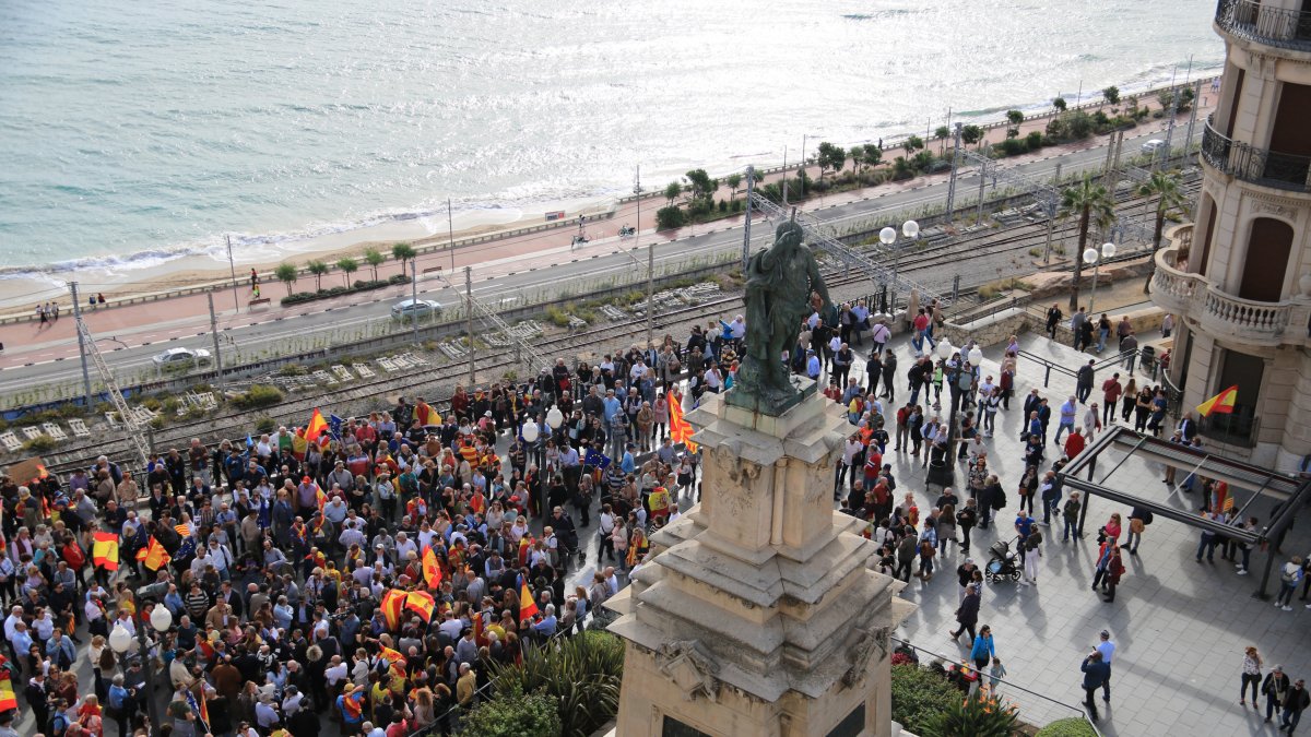 El balcón del Mediterráneo de Tarragona ha reunido a unas 700 personas, según la Guardia Urbana, que han rechazado la amnistía