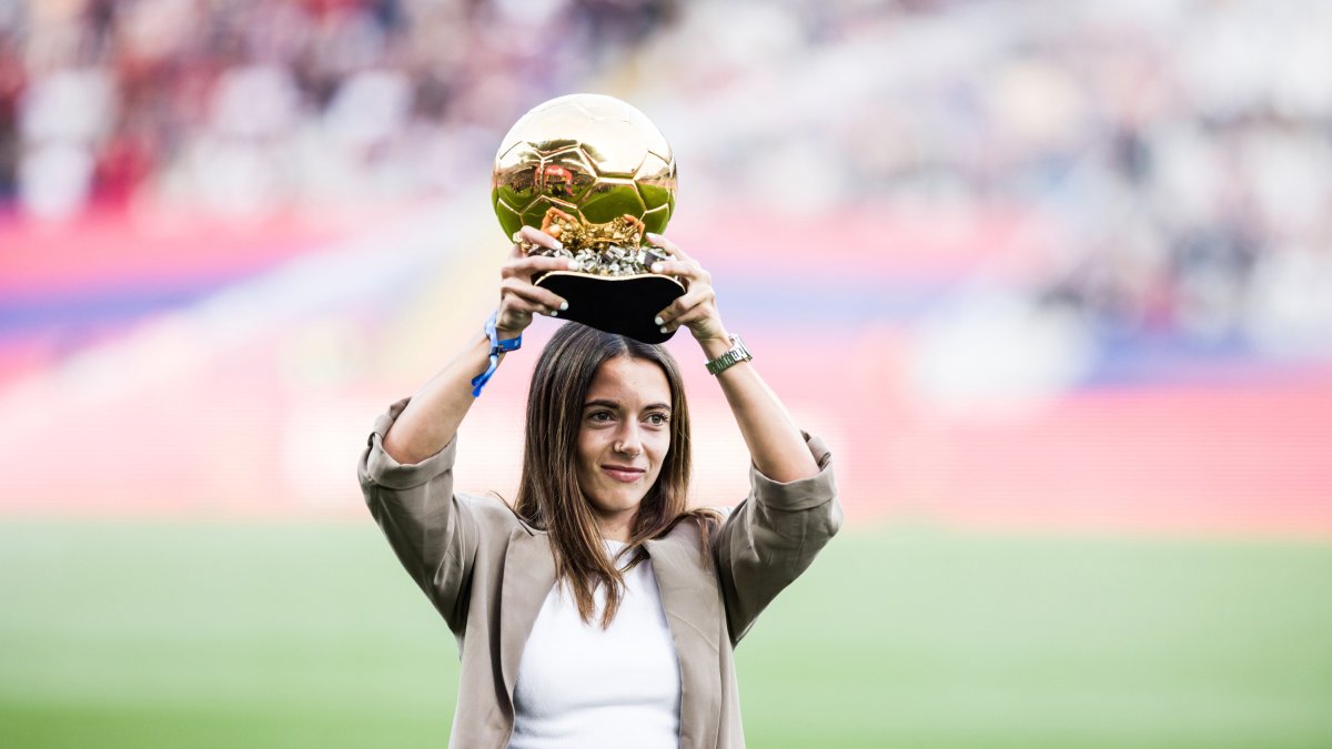 Aitana Bonmatí, el domingo, ofreció la Pelota de Oro a la afición del Barça