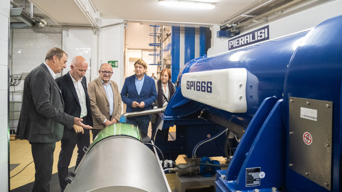 El conseller, segundo por la izquierda, visitó ayer las instalaciones de la cooperativa de Maials. - OMA