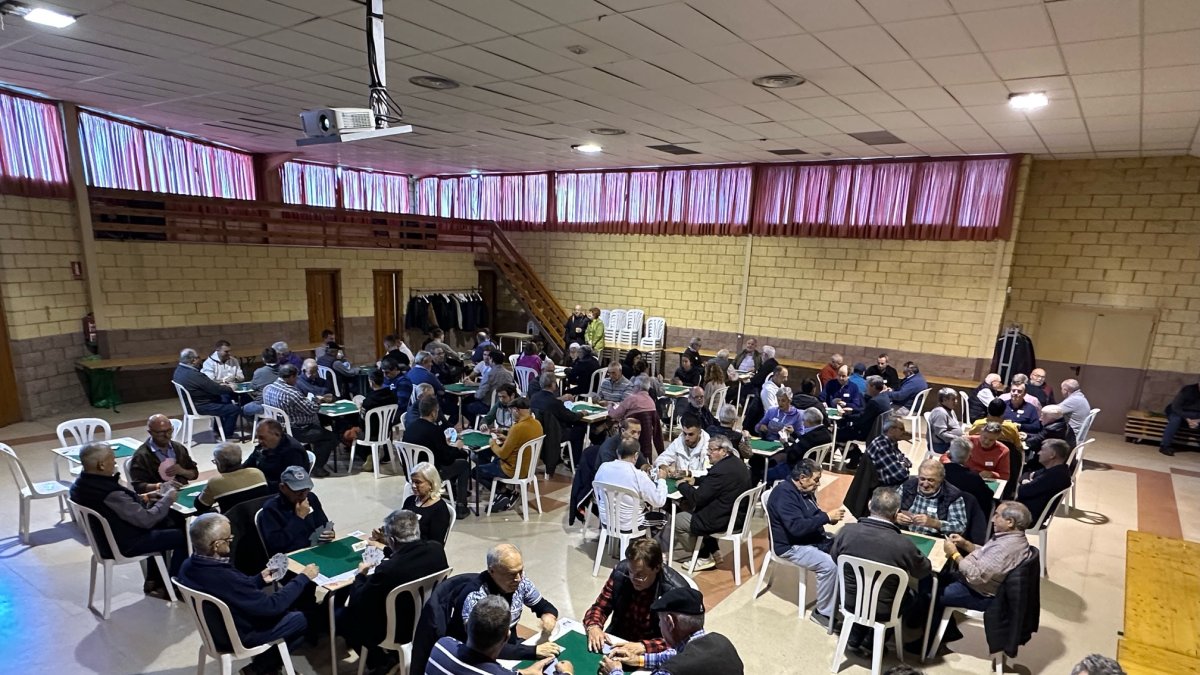 Més de 100 aficionats a la botifarra acudeixen al campionat de Torre-serona - AJUNTAMENT DE TORRE-SERONA
