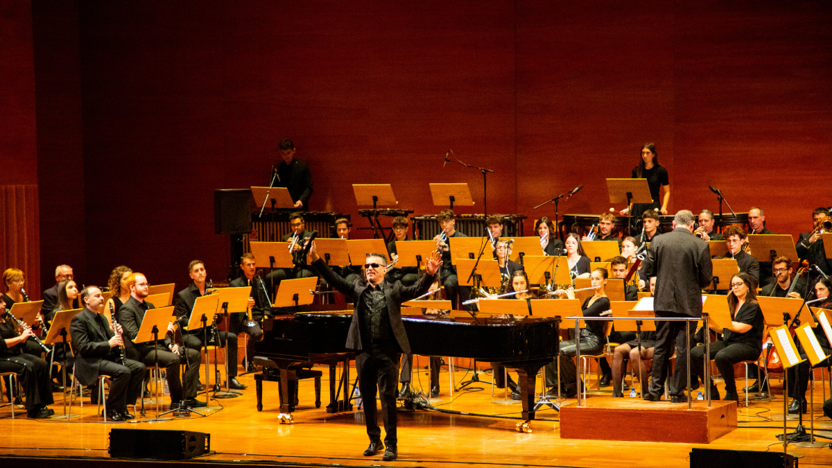 Serafín Zubiri, durant el concert va tenir lloc ahir a la tarda a l’Auditori Enric Granados. - GERARD HOYAS