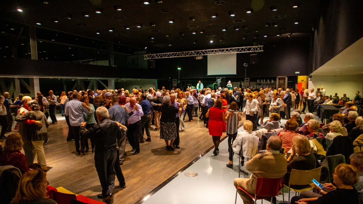 Parelles ballant ahir a la tarda a la Llotja, en una sessió que va començar a les sis i es va allargar fins a les vuit. - GERARD HOYAS