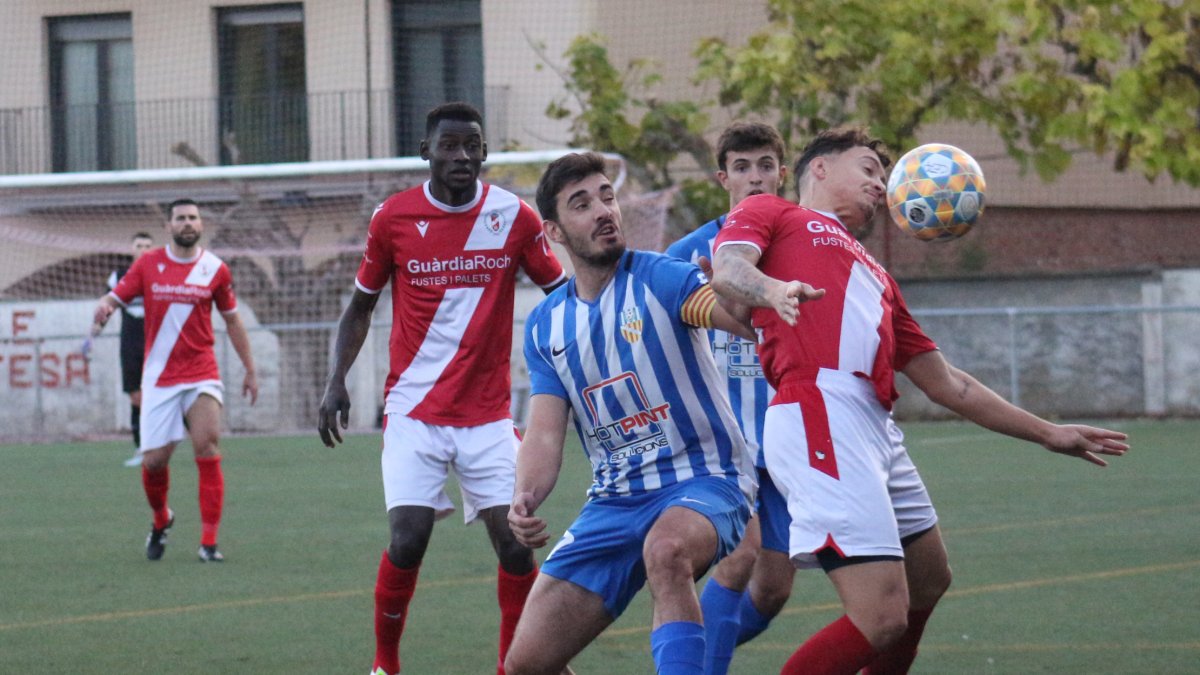 Un jugador local controla el balón con el pecho, presionado por el capitán del Artesa de Lleida. - JOAN BOVÉ
