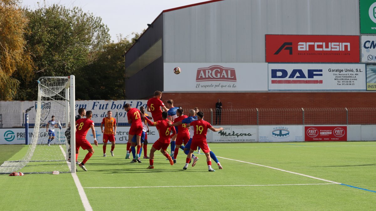 Adri Fernández intenta hacerse un especio entre la defensa rival en la frontal del área. - ALBA RIVERA