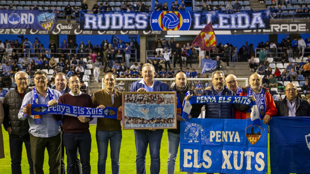 El club homenajeó a la histórica Penya Els Xuts durante el descanso del encuentro. - FIRMA