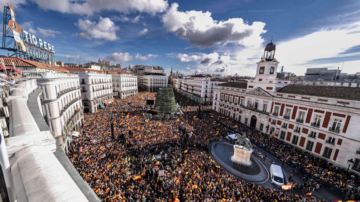La Puerta del Sol de Madrid se llenó de manifestantes con banderas españolas en contra de Pedro Sánchez y la ley de amnistía. - ACN