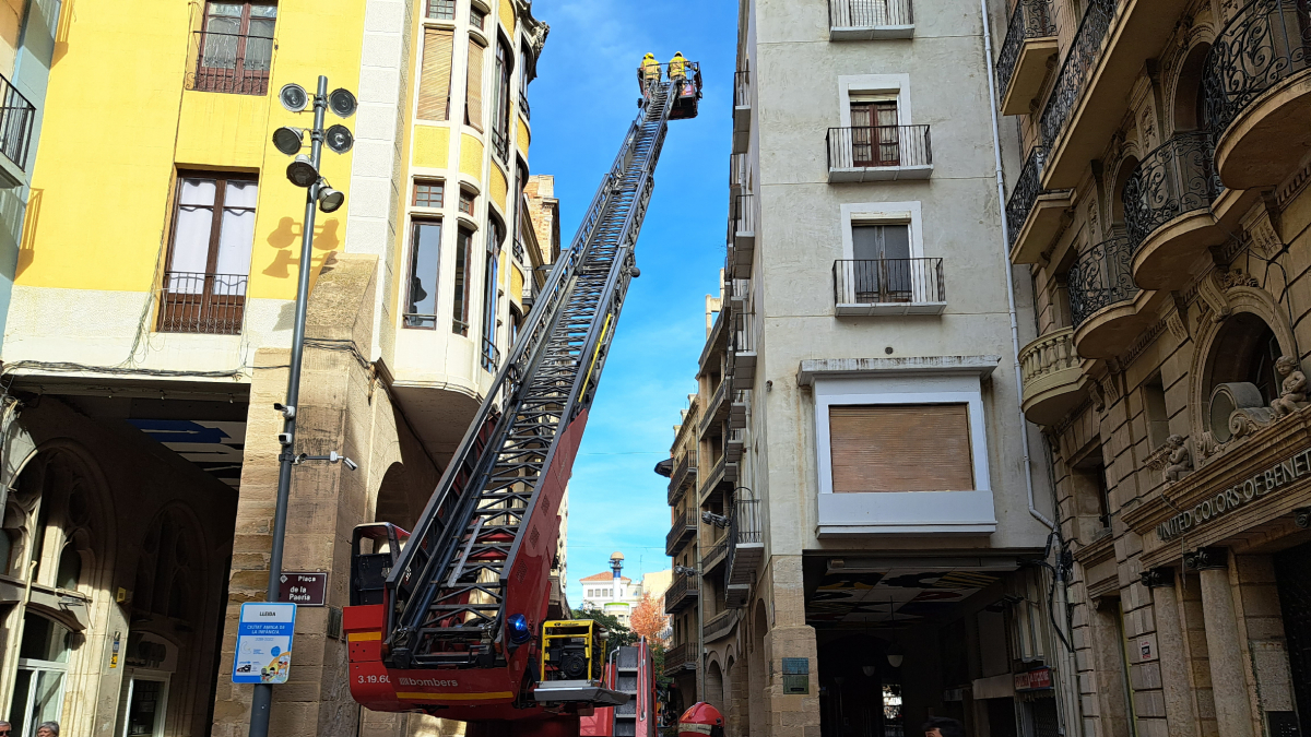 El despreniment a l’Eix Comercial va ocórrer a escassos metres de l’edifici de l’ajuntament. - SCD