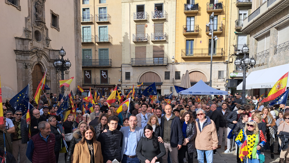 La plaça Sant Francesc de Lleida es va omplir ahir de persones en contra de la llei d’amnistia. - SCD