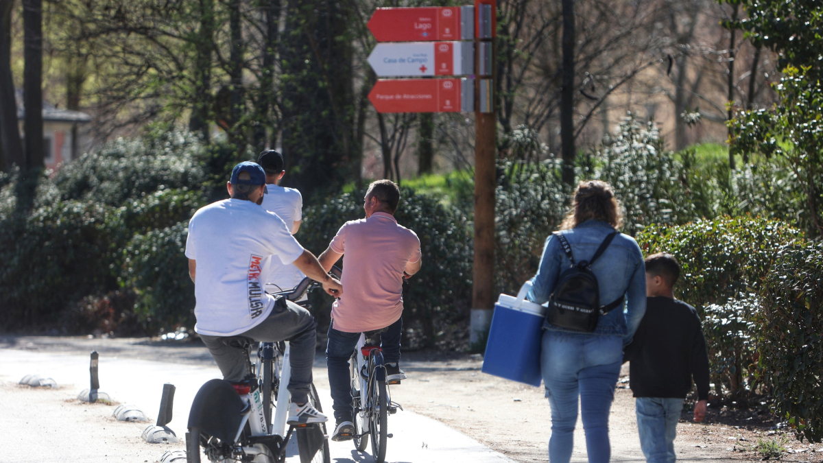 Archivo - Varias personas montan en bicicleta. EUROPA PRESS. 