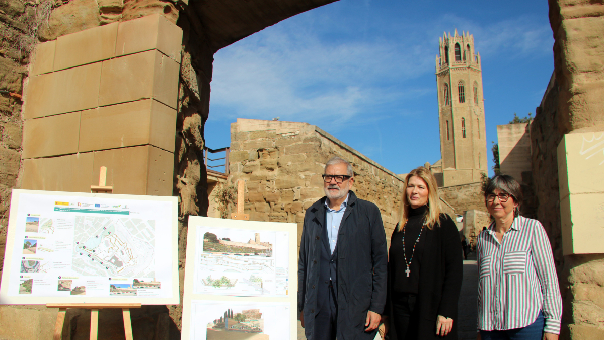 El alcalde de Lleida, Fèlix Larrosa, la concejala Begoña Iglesias y la responsable del proyecto de renaturalización de la Seu Vella, Esther Fanlo, durante la presentación del proyecto