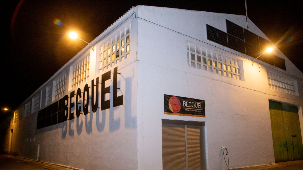 Els lladres van accedir a la nau després de fer un forat des d’un magatzem contigu.