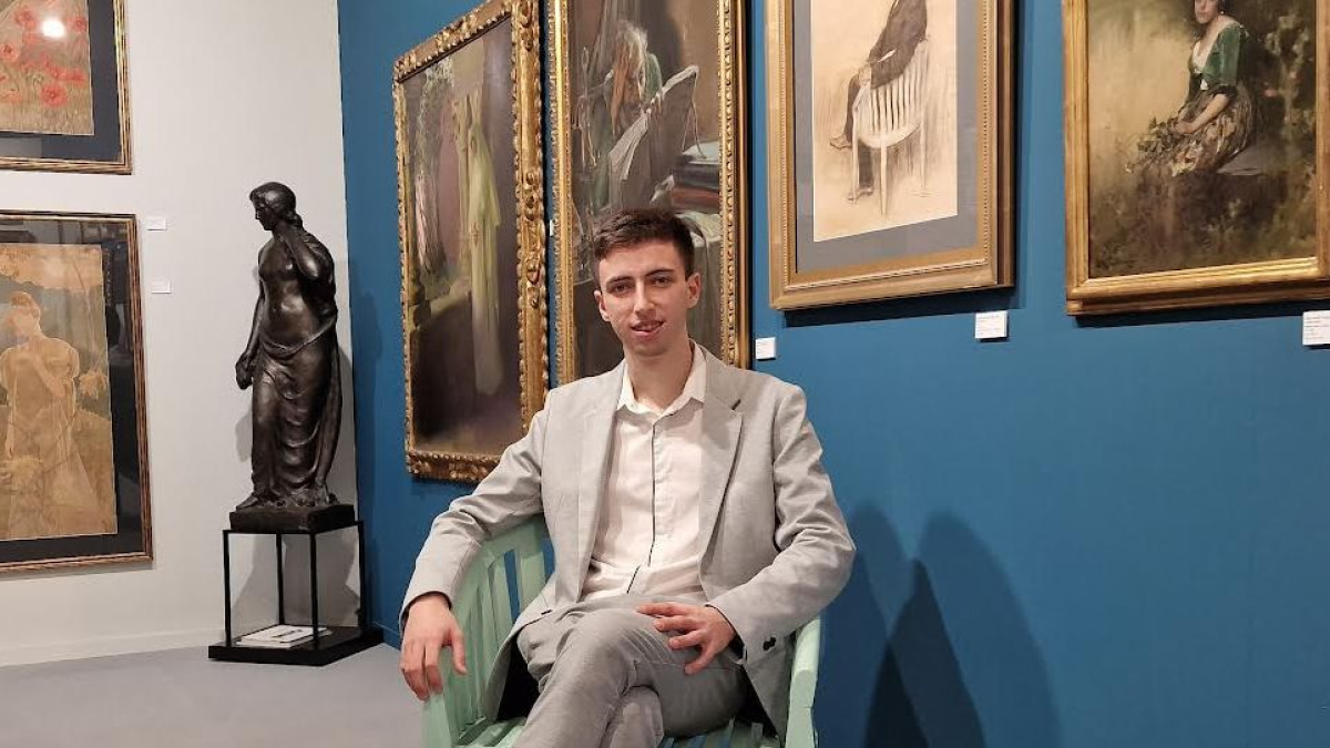 El jove galerista i col·leccionista d’art lleidatà Adrià Codina, al seu estand a Feriarte, a Madrid.